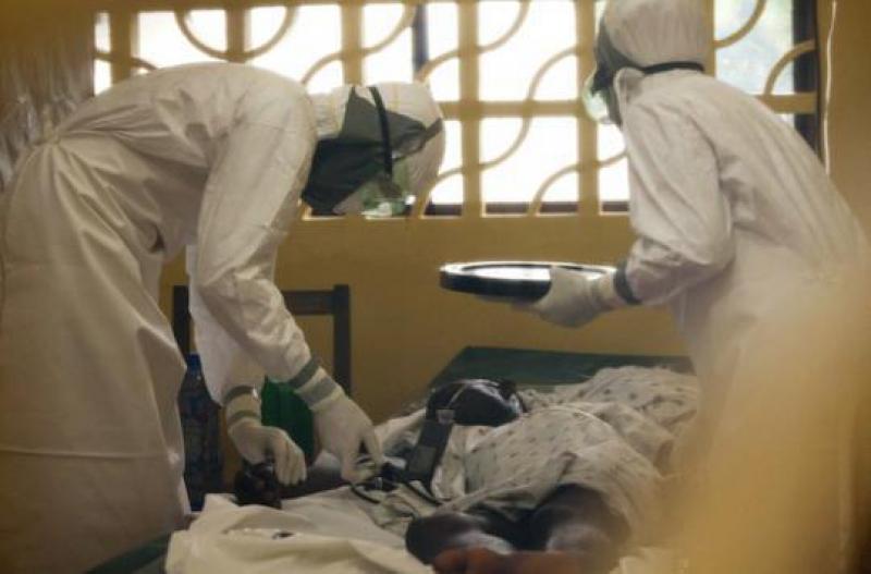 Deux agents de santé aux chevets d'une personne atteinte / Ph. Droits tiers Deux agents de santé aux chevets d'une personne atteinte / Ph. Droits tiers