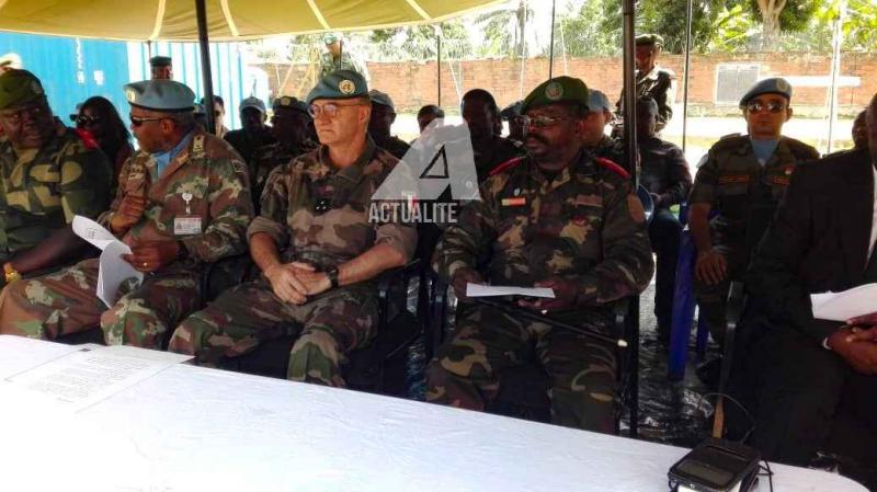 Le général Marcel Mabangu, commandant FARDC de l'opération Sokola 1 contre les ADF et le général Bernard Commins, commandant adjoint des forces de la Mission onusienne Le général Marcel Mabangu, commandant FARDC de l'opération Sokola 1 contre les ADF et le général Bernard Commins, commandant adjoint des forces de la Mission onusienne