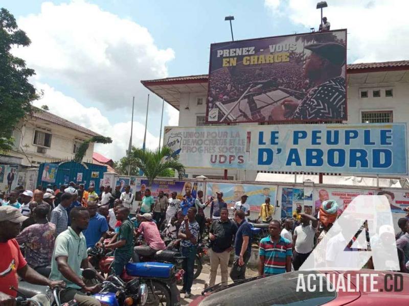 Les militants de l'UDPS au siège du parti à Limete pour réclamer la tenue des élections le 23 décembre et non le 30 décembre comme le prévoit la CENI. Ph. Christine Tshibuyi Les militants de l'UDPS au siège du parti à Limete pour réclamer la tenue des élections le 23 décembre et non le 30 décembre comme le prévoit la CENI.