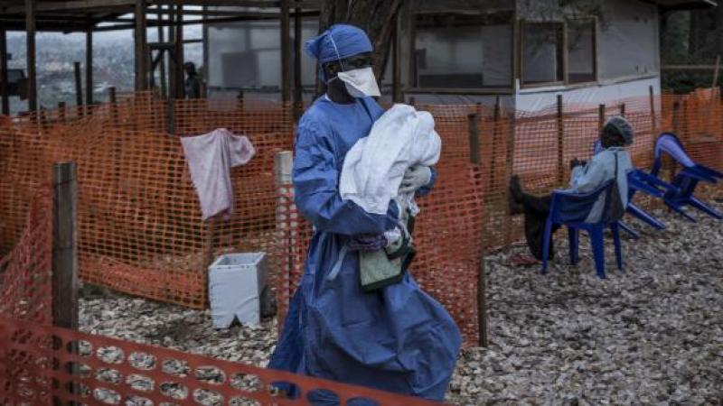 Un médecin avec un bébé probablement infecté par le virus Ebola à Butembo, / Ph . Droits tiers Un médecin avec un bébé probablement infecté par le virus Ebola à Butembo, / Ph . Droits tiers