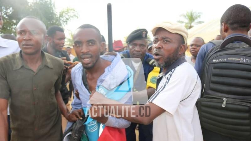 Un agent de la CENI battu dans un centre de vote à Kindu. Un agent de la CENI battu dans un centre de vote à Kindu.