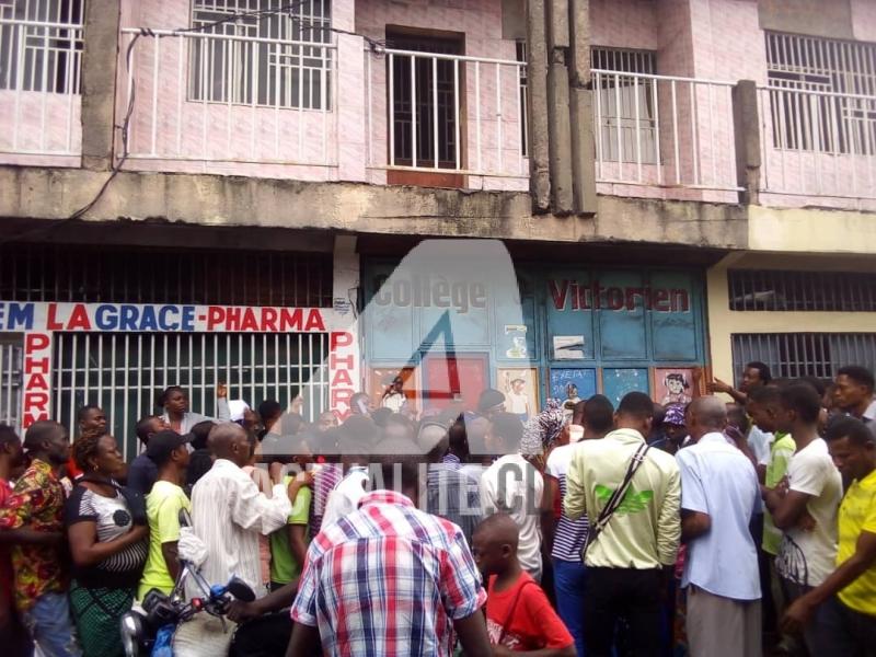 Des électeurs bloqués par la police près du Collège Saint Victorien à Masina. Des électeurs bloqués par la police près du Collège Saint Victorien à Masina.
