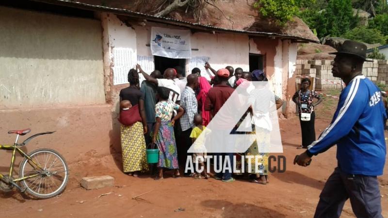 Les électeurs devant un bureau de vote. Les électeurs devant un bureau de vote.