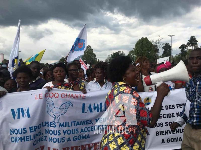 Les veuves des militaires à l'aéroport de Goma pour accueillir Martin Fayulu Les veuves des militaires à l'aéroport de Goma pour accueillir Martin Fayulu