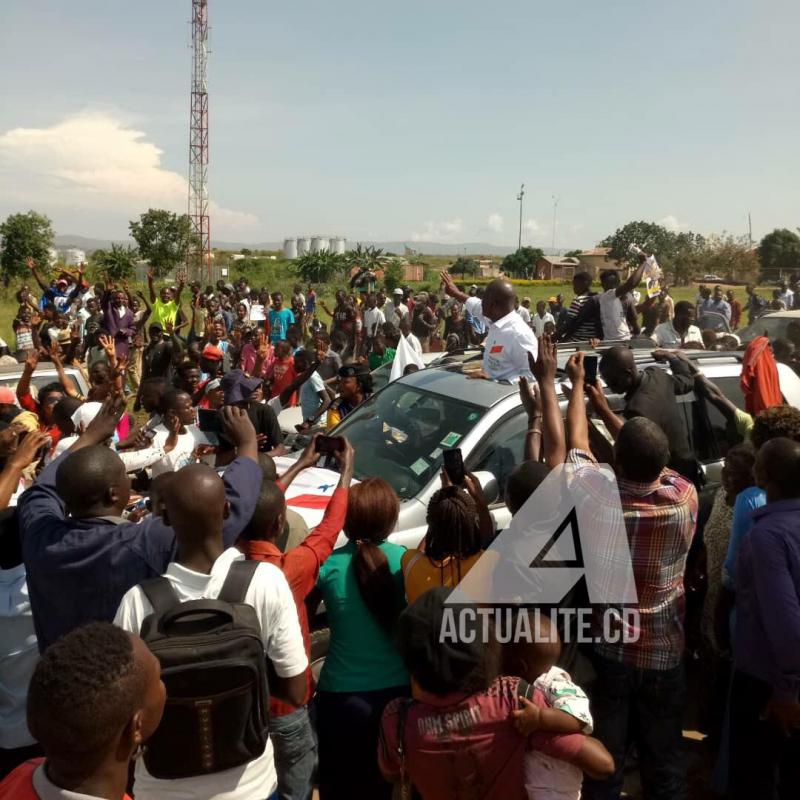 Le cortège de Martin Fayulu quitte l'aéroport de Bunia et se dirige au centre ville Le cortège de Martin Fayulu quitte l'aéroport de Bunia et se dirige au centre ville