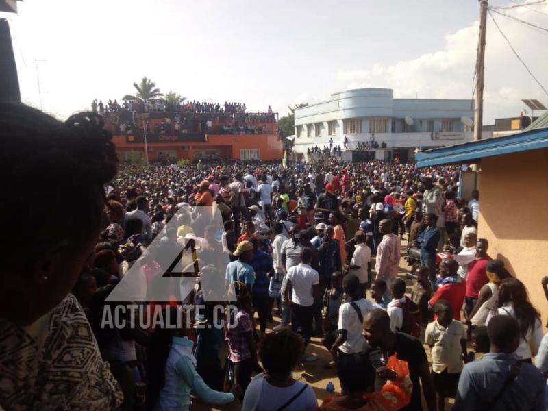 Une foule immense attend Martin Fayulu sur le boulevard de Libération à Bunia Une foule immense attend Martin Fayulu sur le boulevard de Libération à Bunia