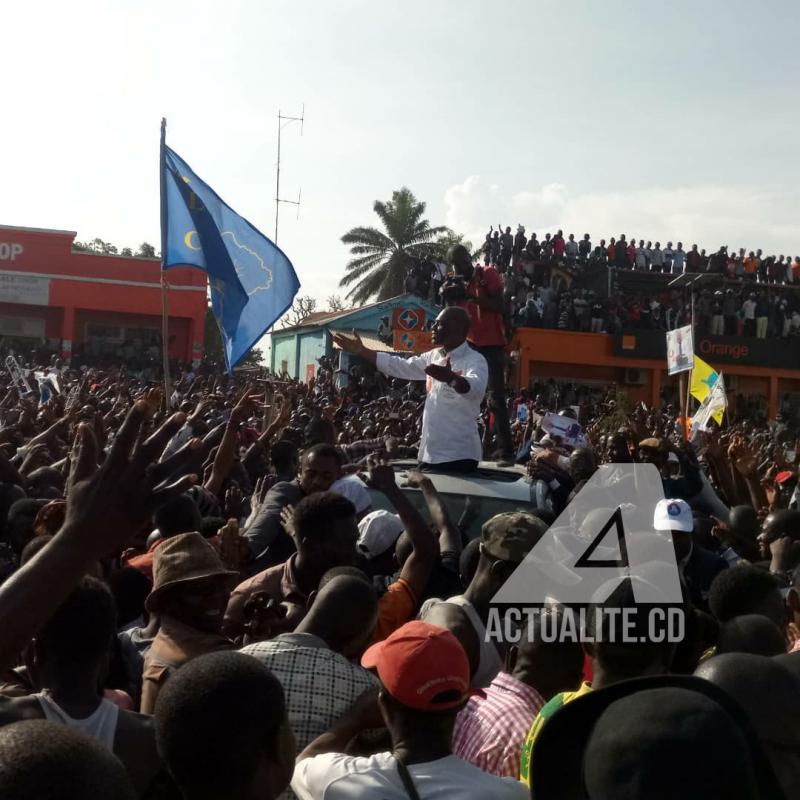 Martin Fayulu dans une immense foule sur le boulevard de Libération à Bunia Martin Fayulu dans une immense foule sur le boulevard de Libération à Bunia