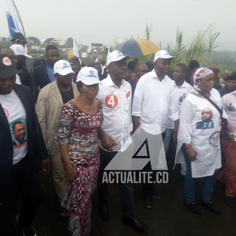 Martin Fayulu, Eve Bazaiba et Adolphe Muzito sur la route de l'aéroport de Kavumu à Bukavu Martin Fayulu, Eve Bazaiba et Adolphe Muzito sur la route de l'aéroport de Kavumu à Bukavu