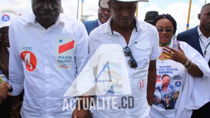 Martin Fayulu, Soriano Abraham et Clotilde Mutita à la sortie de l'aéroport de Luano à Lubumbashi Martin Fayulu, Soriano Abraham et Clotilde Mutita à la sortie de l'aéroport de Luano à Lubumbashi