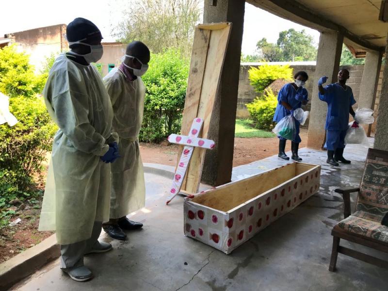 Des agents de santé s'apprêtent à enterrer une personne probablement morte d'Ebola / Ph. Droits tiers Des agents de santé s'apprêtent à enterrer une personne probablement morte d'Ebola / Ph. Droits tiers