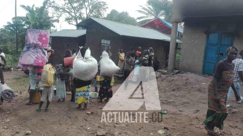 Les habitants du quartier Rwangoma à Beni en déplacement après la tuerie de cinq personnes par des combattants ADF Les habitants du quartier Rwangoma à Beni en déplacement après la tuerie de cinq personnes par des combattants ADF