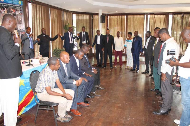 Lors de la vulgarisation du livre " Le plan de Dieu pour la RDC " En pleine vulgarisation du livre " Le plan de Dieu pour la RDC "