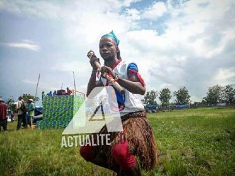 Un artiste folklorique lors des préparatifs d'accueil de Ramazani Shadary à Mbandaka Un artiste folklorique lors des préparatifs d'accueil de Ramazani Shadary à Mbandaka