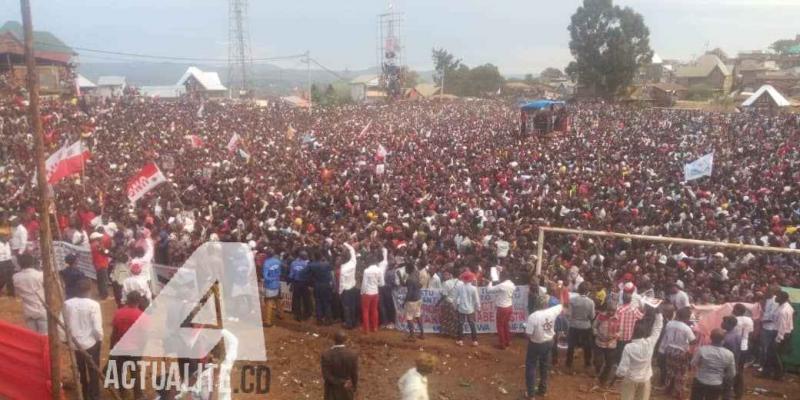 Une foule immense au terrain Funu à Bukavu pour le meeting de Vital Kamerhe et Félix Tshisekedi Une foule immense au terrain Funu à Bukavu pour le meeting de Vital Kamerhe et Félix Tshisekedi