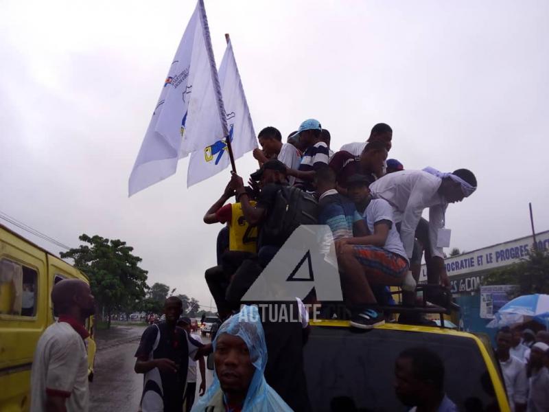 Les militants de l'UDPS en route pour l'aéroport de N'djili pour accueillir Vital Kamerhe et Félix Tshisekedi Les militants de l'UDPS en route pour l'aéroport de N'djili pour accueillir Vital Kamerhe et Félix Tshisekedi