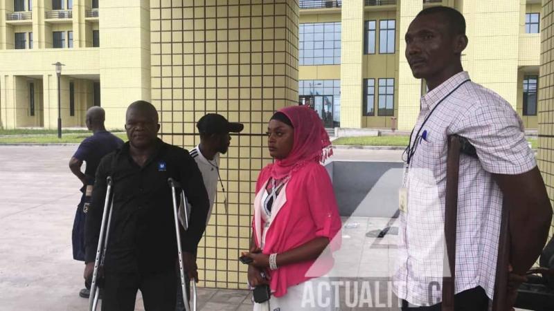 Quelques victimes de la guerre de 6 jours à Kisangani devant le ministère de l'intérieur à Kinshasa pour réclamer leur indemnisation. Quelques victimes de la guerre de 6 jours à Kisangani devant le ministère de l'intérieur à Kinshasa pour réclamer leur indemnisation.