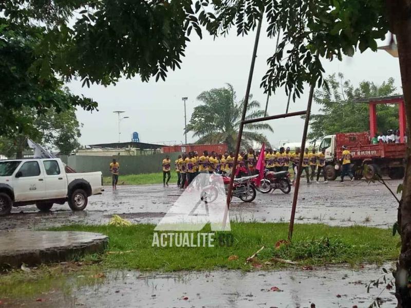 Les militants sous la pluie en attendant le meeting de Shadary Les militants sous la pluie en attendant le meeting de Shadary