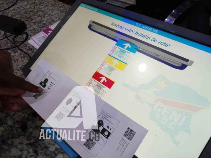 Machine à voter. Ph. Christine Tshibuyi Machine à voter