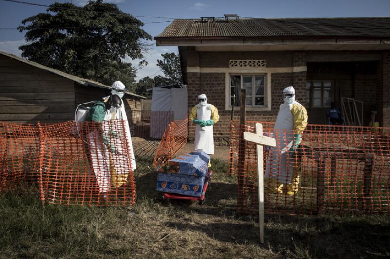 Une équipe médicale désinfecte le cercueil d'une personne décédée du virus ebola à Beni / Ph. Droits tiers Une équipe médicale désinfecte le cercueil d'une personne décédée du virus ebola à Beni / Ph. Droits tiers