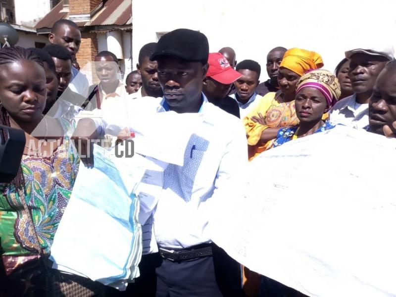 Le CACH Bukavui brandit les bulletins de vote qu'elle affirme avoir ramassé dans une rivère au village Cidodobo. Le CACH Bukavui brandit les bulletins de vote qu'elle affirme avoir ramassé dans une rivère au village Cidodobo.