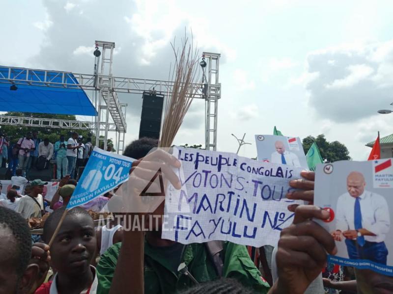 Les militants de Lamuka au meeting de Martin Fayulu au siège du MLC. Les militants de Lamuka au meeting de Martin Fayulu au siège du MLC.