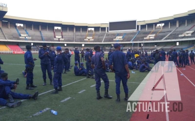 Les policiers sur l'aire de jeu après le derby V CLUB-DCMP. Les policiers sur l'aire de jeu après le derby V CLUB-DCMP.