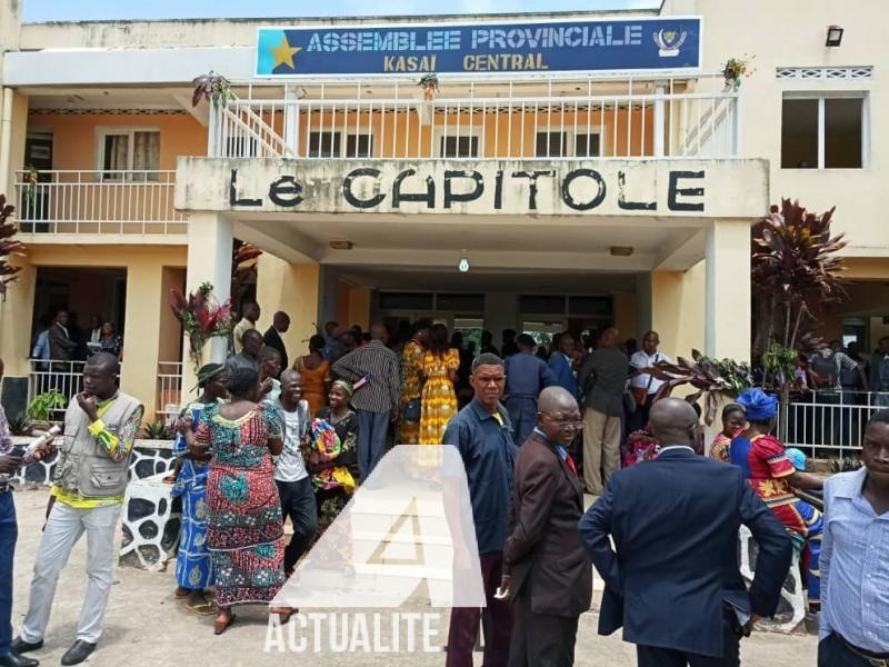 Devant l'Assemblée provinciale de Kasaï Central