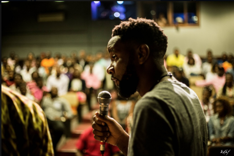 Le producteur/réalisateur Tshoper Kabambi lors d'une projection à Kinshasa. Le producteur/réalisateur Tshoper Kabambi lors d'une projection à Kinshasa.