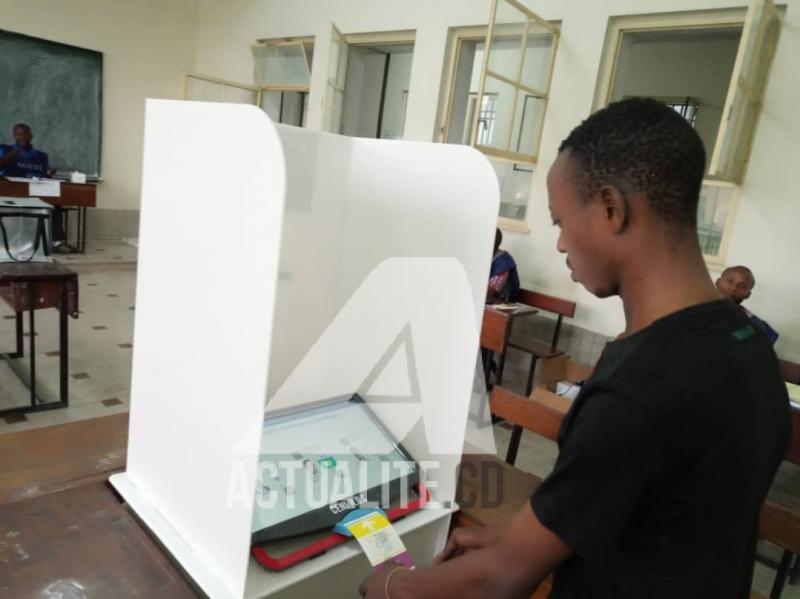 Un électeur en plein opération de vote le 30 décembre 2018. Un électeur en plein opération de vote le 30 décembre 2018.