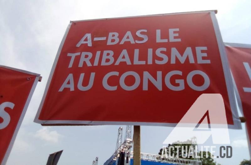 Un des panneaux au meeting de la coalition Lamuka à la place St Thérèse à N'djili. Un des panneaux au meeting de la coalition Lamuka à la place St Thérèse à N'djili.