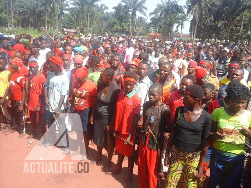 Les miliciens Kamuina Nsapu rassemblés à l'esplanade de la paroisse catholique Saint Gabriel à Kamako pour déposer les armes/Ph ACTUALITE.CD par Félix Ngalamulume Les miliciens Kamuina Nsapu rassemblés à l'esplanade de la paroisse catholique Saint Gabriel à Kamako pour déposer les armes/Ph ACTUALITE.CD par Félix Ngalamulume