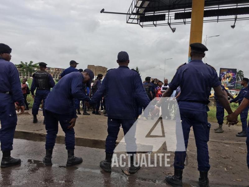 Illustration/les policiers encadrent une manifestation à Kinshasa. Illustration/les policiers encadrent une manifestation à Kinshasa.