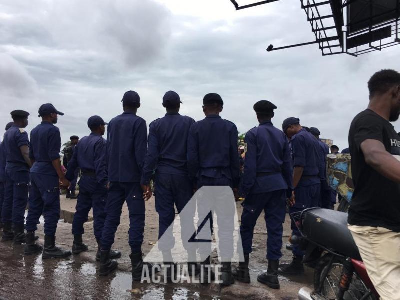 Policiers dÃ©ployÃ©s pour encadrer une manifestation Ã  Kinshasa.