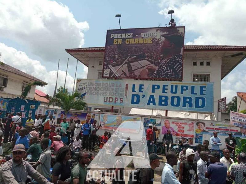 Les militants de l'UDPS au siège du parti à Limete. Les militants de l'UDPS au siège du parti à Limete.