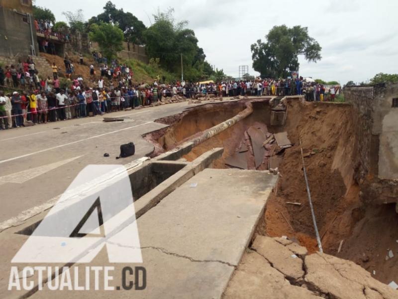 Effondrement d'une partie de la RN1, tronçon UPN-Badiadingi/Ph. Fonseca Mansianga ACTUALITE.CD Effondrement d'une partie de la RN1, tronçon UPN-Badiadingi/Ph. Fonseca Mansianga ACTUALITE.CD