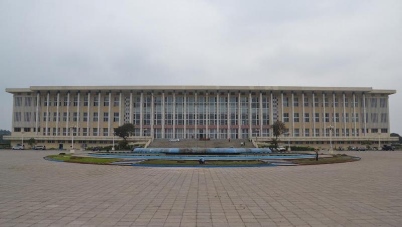 Le palais du peuple, le parlement congolais. Par Habibou Bangré pur RFI Le palais du peuple, le parlement congolais. Par Habibou Bangré pur RFI