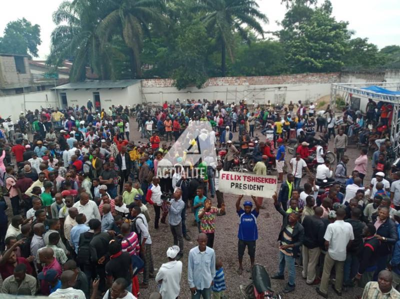 Les militants de l'UDPS au siège du parti à Limete. Les militants de l'UDPS au siège du parti à Limete.