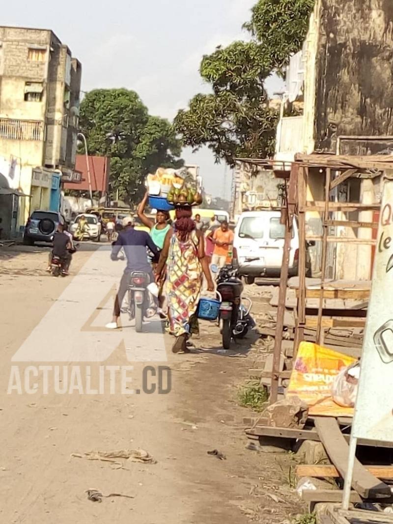 Une femme vendeuse d'avocats sur avenue Kabinda dans la commune de Kinshasa. Une femme vendeuse d'avocats sur avenue Kabinda dans la commune de Kinshasa.