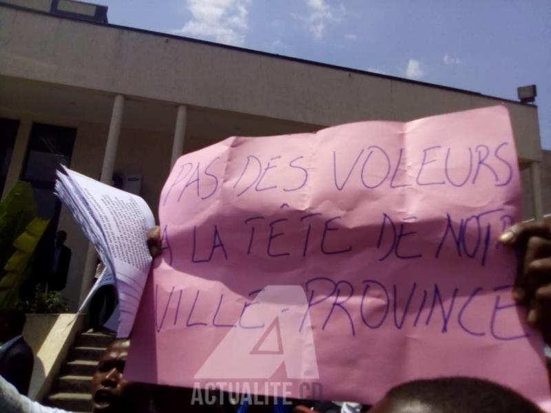 Manifestation des mouvements citoyens à l'assemblée provinciale de Kinshasa pour dénoncer la gestion du gouverneur André Kimbuta et la candidature de Gentiny Ngobila à l'élection de gouverneur de Kinshasa/Ph Auguy Mudiayi ACTUALITE.CD Manifestation des mouvements citoyens à l'assemblée provinciale de Kinshasa pour dénoncer la gestion du gouverneur André Kimbuta et la candidature de Gentiny Ngobila à l'élection de gouverneur de Kinshasa/Ph Auguy Mudiayi ACTUALITE.CD
