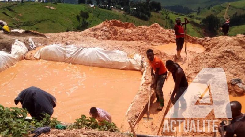 Les creuseurs artisanaux dans une mine de coltan à Rubaya (Masisi)/Ph Jonathan Kombi ACTUALITE.CD Les creuseurs artisanaux dans une mine de coltan à Rubaya (Masisi)/Ph Jonathan Kombi ACTUALITE.CD