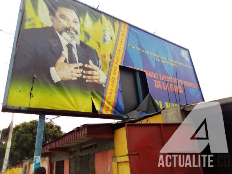 L'effigie de Joseph Kabila déchirée par les militants de l'UDPS au bureau interfédéral du PPRD à Kinshasa L'effigie de Joseph Kabila déchirée par les militants de l'UDPS au bureau interfédéral du PPRD à Kinshasa