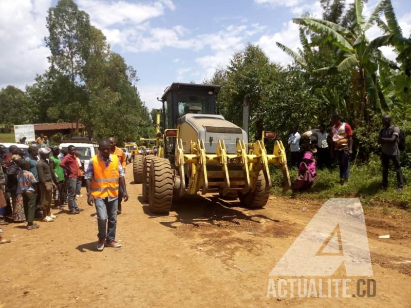 Une niveleuse de l'office des routes sur la route Bukavu-Kamanyola au Sud-Kivu. Une niveleuse de l'office des routes sur la route Bukavu-Kamanyola au Sud-Kivu.
