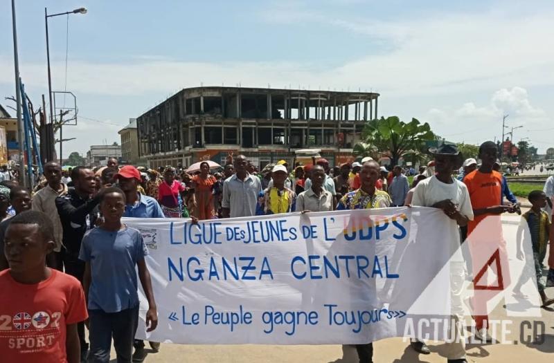 Les militants de l'UDPS à Kananga lors d'une manifestation contre les résultats des sénatoriales perdues par leur parti. Les militants de l'UDPS à Kananga lors d'une manifestation contre les résultats des sénatoriales perdues par leur parti.