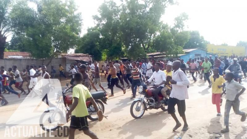Les militants de l'UDPS manifestent leur colère à Mbuji Mayi après l'échec de leurs candidats aux sénatoriales Les militants de l'UDPS manifestent leur colère à Mbuji Mayi après l'échec de leurs candidats aux sénatoriales