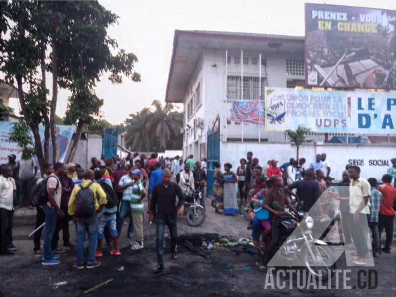 Les militants de l'UDPS manifestent leur colère au siège du parti à Limete après l'échec de leurs candidats aux sénatoriales/Ph Christine Tshibuyi ACTUALITE.CD Les militants de l'UDPS manifestent leur colère au siège du parti à Limete après l'échec de leurs candidats aux sénatoriales/Ph Christine Tshibuyi ACTUALITE.CD