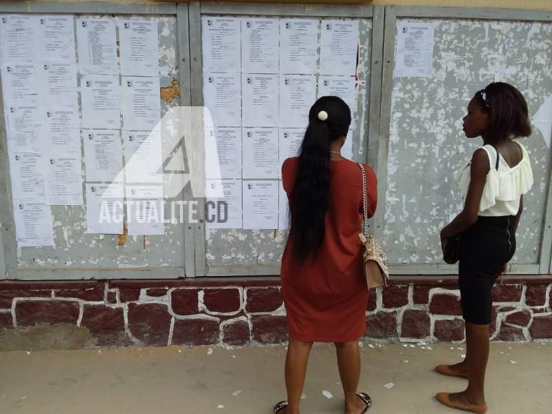 Deux étudiantes devant un tableau d'affichage à l'IFASIC Deux étudiantes devant un tableau d'affichage à l'IFASIC