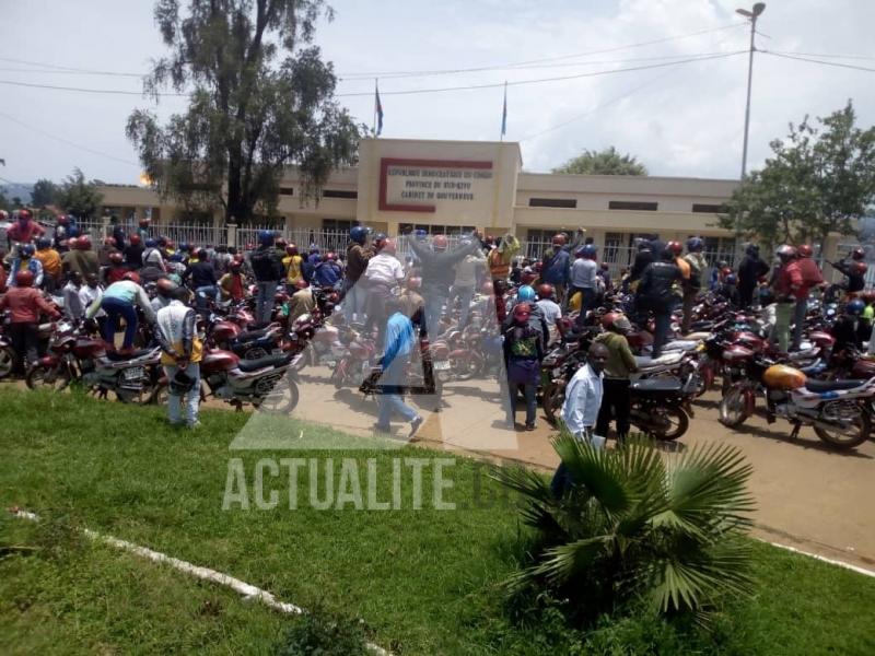 Manifestation des taxis-motos devant le gouvernorat de province contre une nouvelle plaque d'immatriculation instaurée par les autorités/Ph Justin Mwamba ACTUALITE.CD Manifestation des taxis-motos devant le gouvernorat de province contre une nouvelle plaque d'immatriculation instaurée par les autorités/Ph Justin Mwamba ACTUALITE.CD
