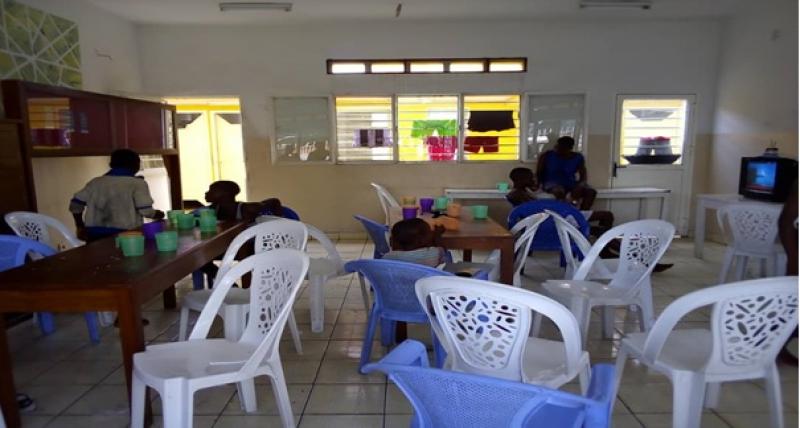 Figure 2 Les enfants déjeunent au centre LIKEMO (Ph Auguy Mudiayi ACTUALITE.CD) Figure 2 Les enfants déjeunent au centre LIKEMO (Ph Auguy Mudiayi ACTUALITE.CD)