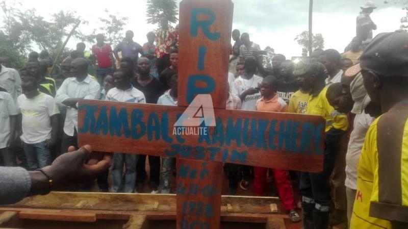 Inhumation d'une victime des tueries des rebelles ADF/ Ph Yassin Kombi ACTUALITE.CD Inhumation d'une victime des tueries des rebelles ADF/ Ph Yassin Kombi ACTUALITE.CD