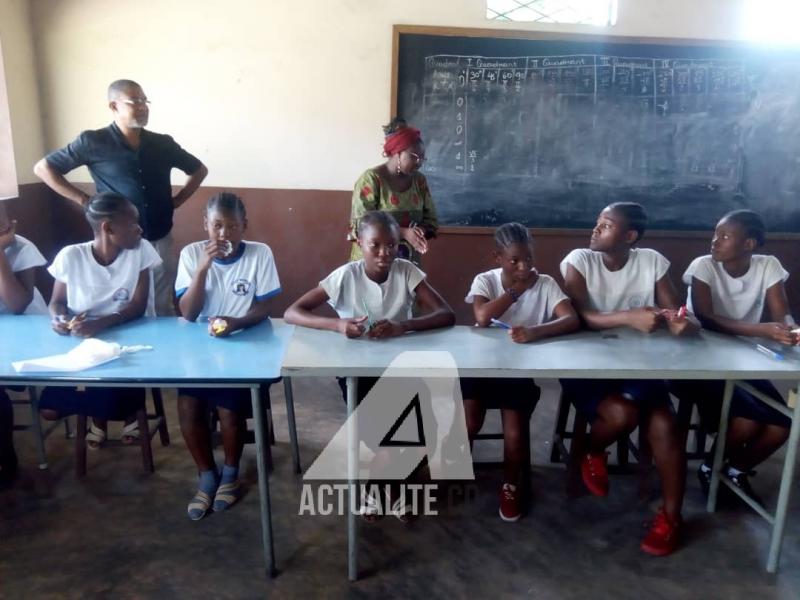 Les écolières du lycée Movenda à Ngiri Ngiri (Kinshasa) ors d'un concours de dictée en marge de la francophonie/Ph Thérèse Ntumba Les écolières du lycée Movenda à Ngiri Ngiri (Kinshasa) ors d'un concours de dictée en marge de la francophonie/Ph Thérèse Ntumba